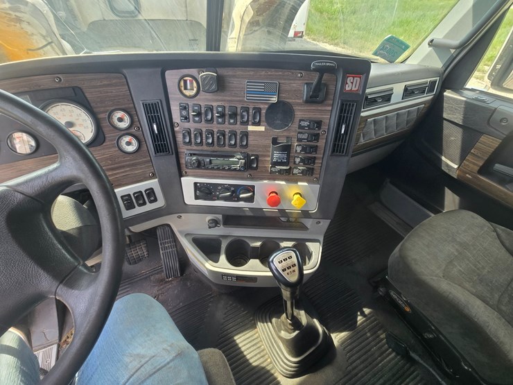 2017-freightliner-122sd-image-50