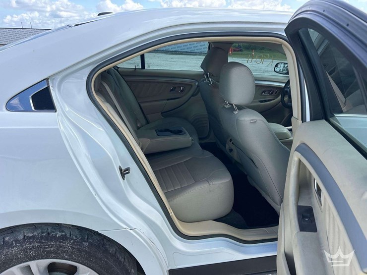 2017-ford-taurus-sedan-image-21