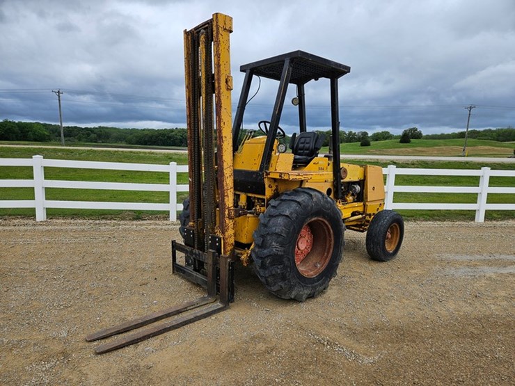 #127-•-case-single-stage-fork-lift-image-1