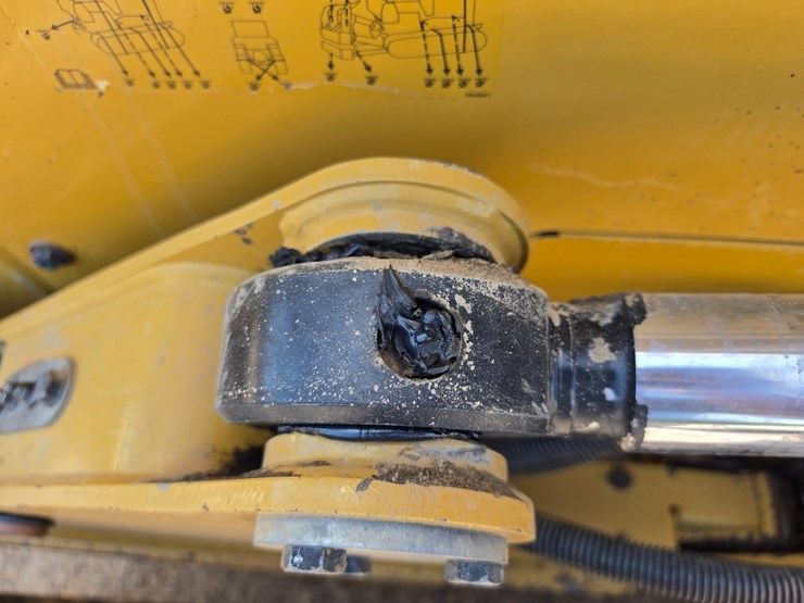 2016-caterpillar-d6k2-lgp-image-66