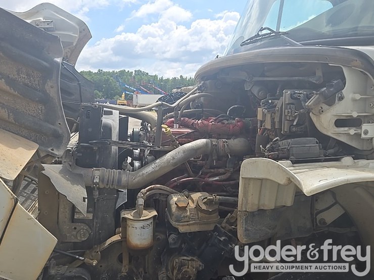 2013-freightliner-m2-106-image-9