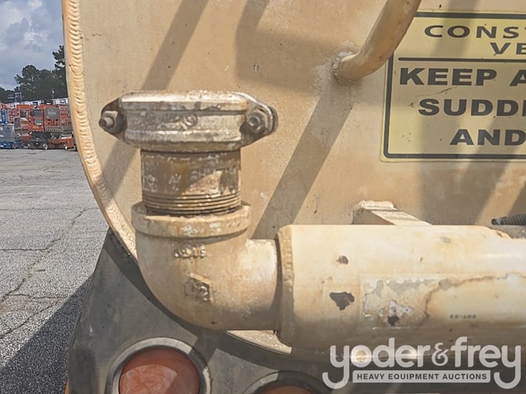 2013-freightliner-m2-106-image-30