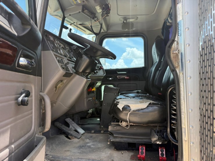 2019-peterbilt-389-image-11