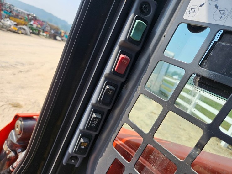 2016-kubota-ssv75-image-23