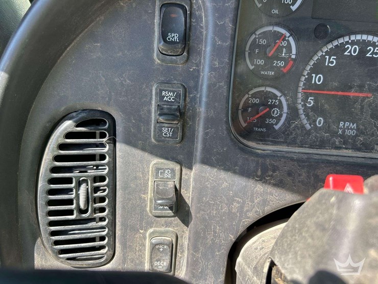 2019-freightliner-m2-106-image-16