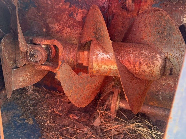 harvest-international-h1074x-swing-a-way-auger,-540pto-(in-building)-image-14
