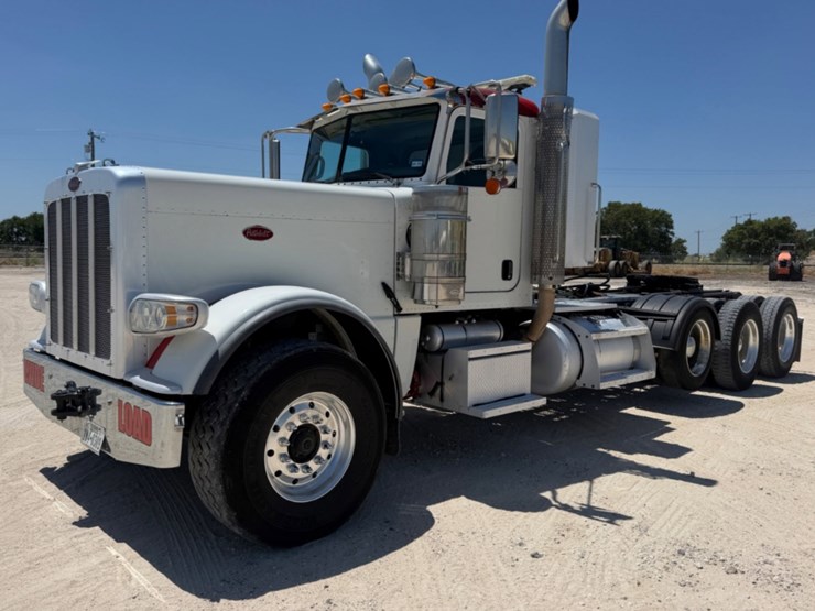 2020-peterbilt-389-image-1