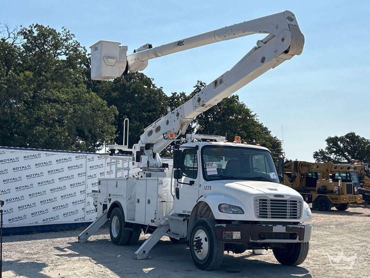 2019-freightliner-m2-106-image-2