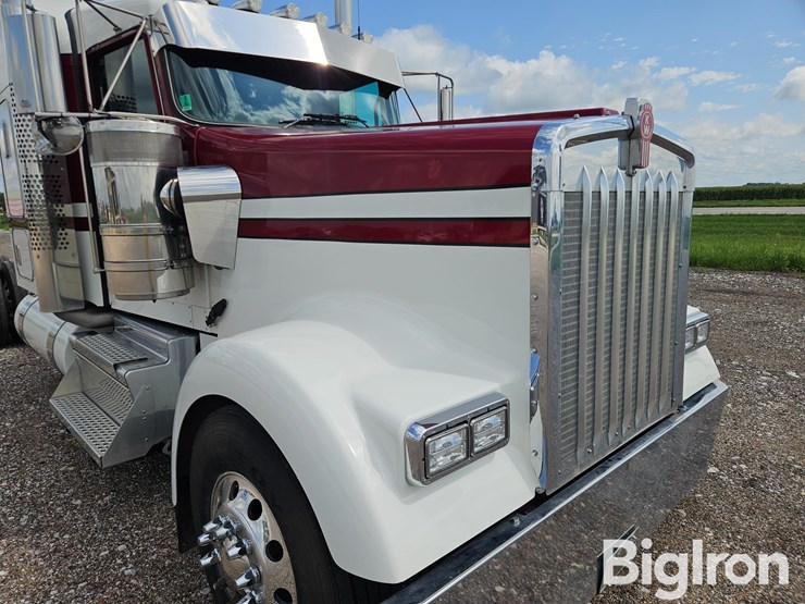 2024-kenworth-w900-image-13