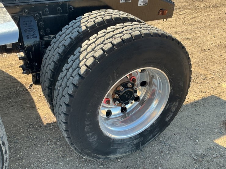 2019-peterbilt-567-image-14