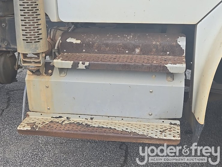 2013-freightliner-m2-106-image-37