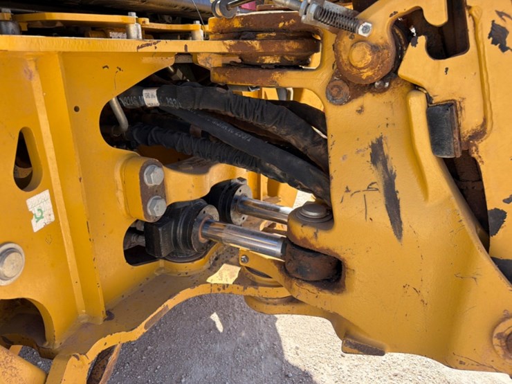 2021-caterpillar-420f2-it-image-8