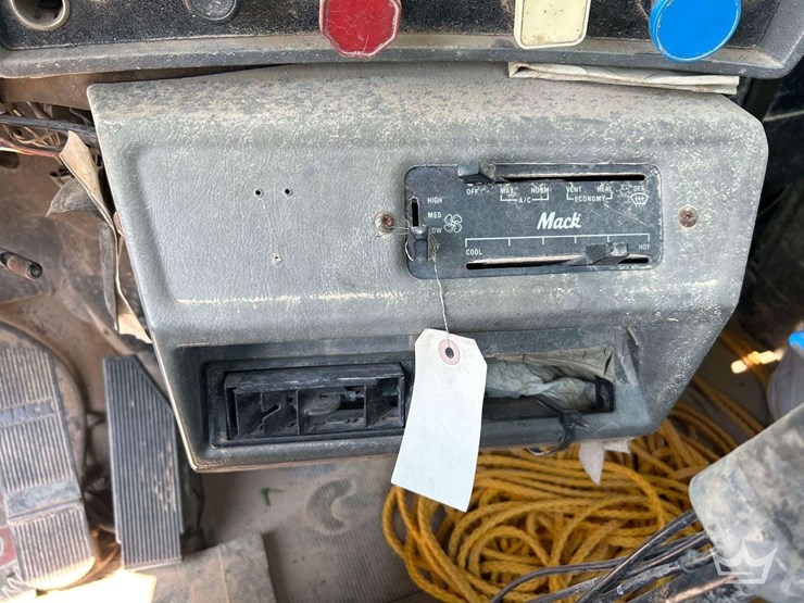 2001-mack-rd690s-image-18