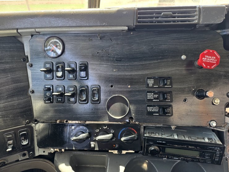 2008-freightliner-columbia-120-image-10