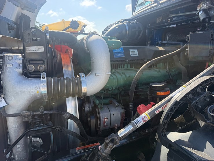 2017-volvo-vnl42t300-image-9