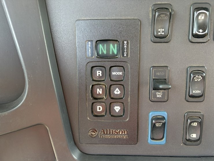 2018-freightliner-108sd-image-34