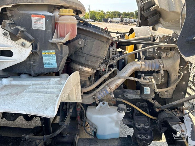 2019-freightliner-m2-106-image-7
