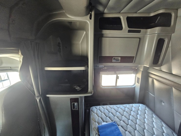 2015-peterbilt-386-image-65