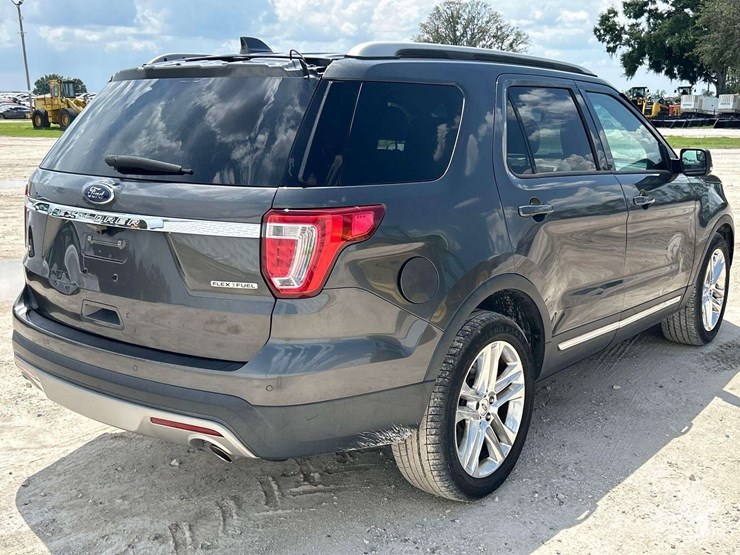 2016-ford-explorer-xlt-image-4