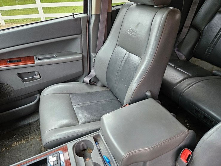 #60-•-2007-jeep-sport-utility-sedan-image-26