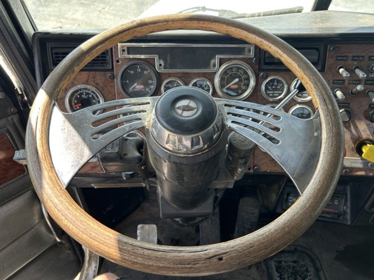 1994-peterbilt-378-image-16