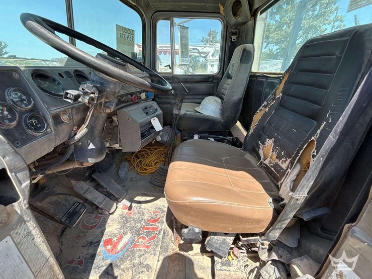 2001-mack-rd690s-image-13