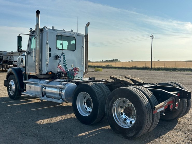 2013-freightliner-coronado-122-sd-image-7