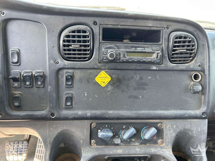 2015-freightliner-114sd-image-16