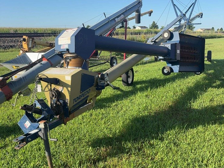 harvest-international-h1074x-swing-a-way-auger,-540pto-(in-building)-image-1
