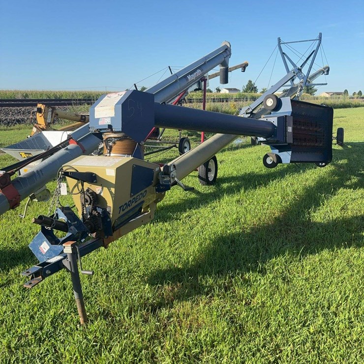 Harvest International H1074X swing-a-way auger, 540PTO (in building)