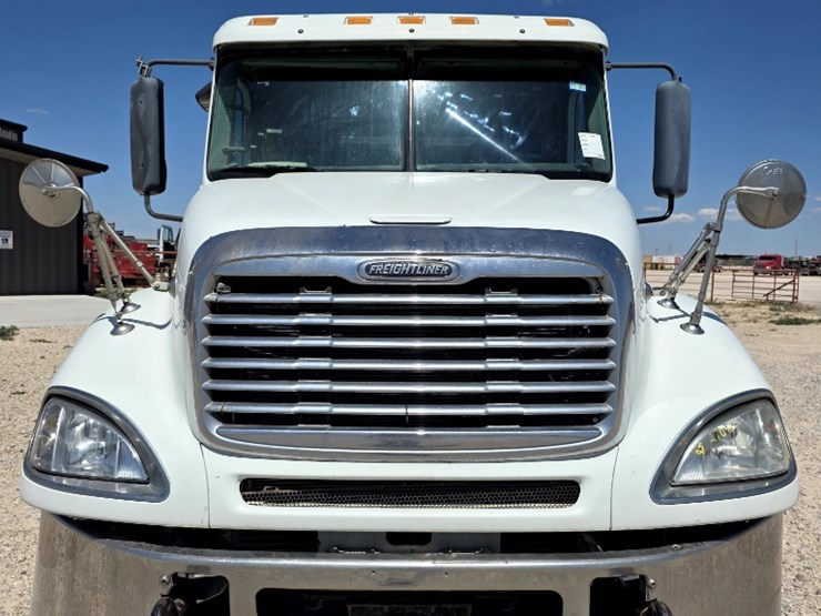 2008-freightliner-columbia-120-image-2