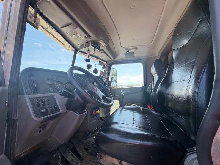 2015-peterbilt-365-t/a-daycab-truck-tractor-image-30