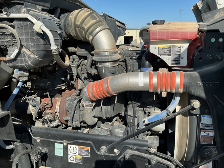 2019-peterbilt-567-image-10