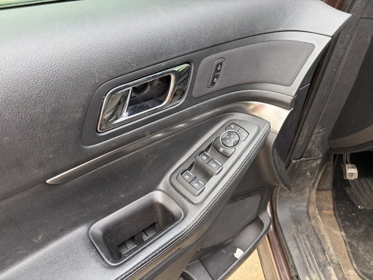 2017-ford-explorer-image-27