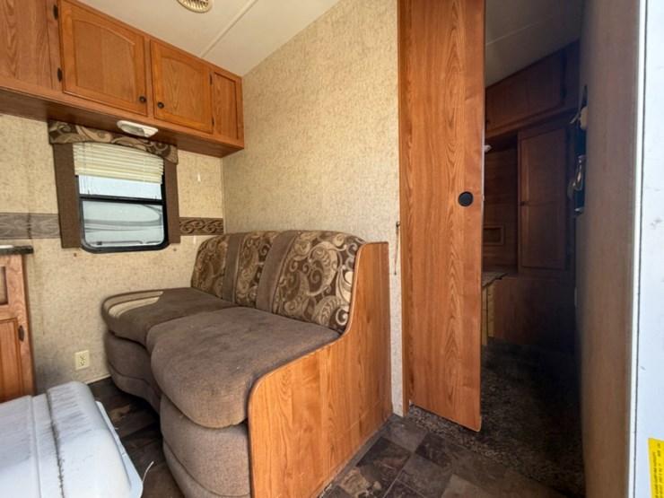 2011-heartland-north-country-travel-trailer-image-7