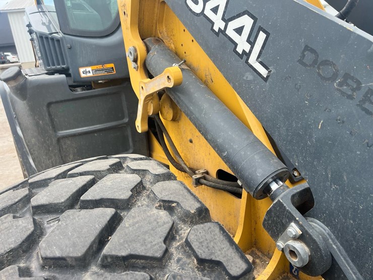 2020-deere-344l-image-23