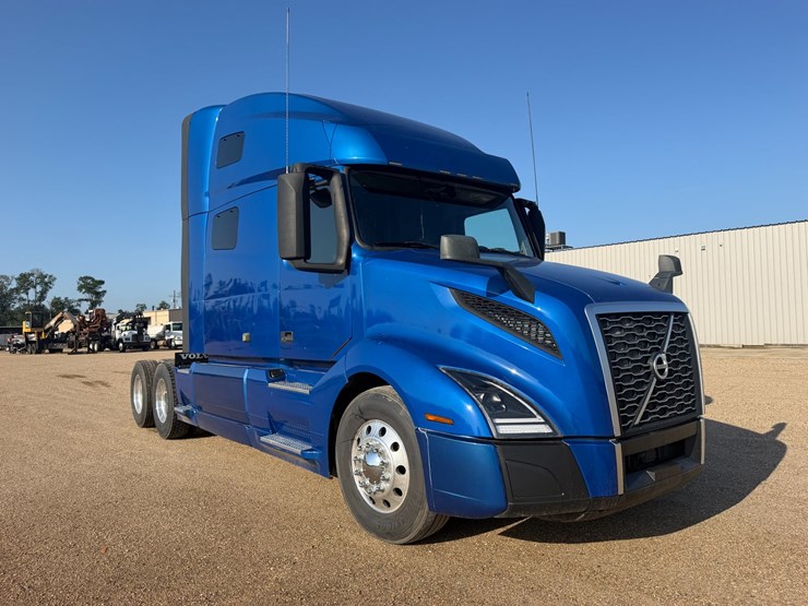 2019-volvo-vnl64t670-image-1