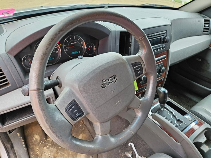 #60-•-2007-jeep-sport-utility-sedan-image-64