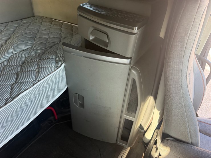 2019-volvo-vnl64t670-image-16