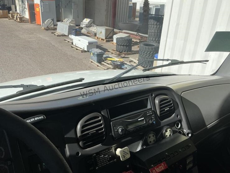 2012-freightliner-m2-106-image-29