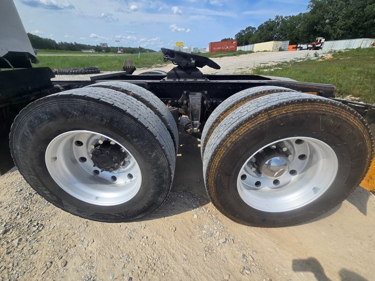 2017-freightliner-122sd-image-66