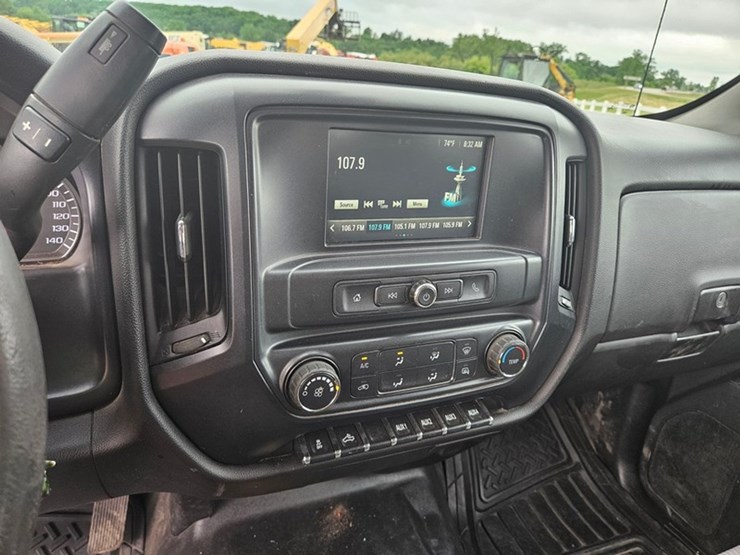 2016-chevrolet-3500-image-26