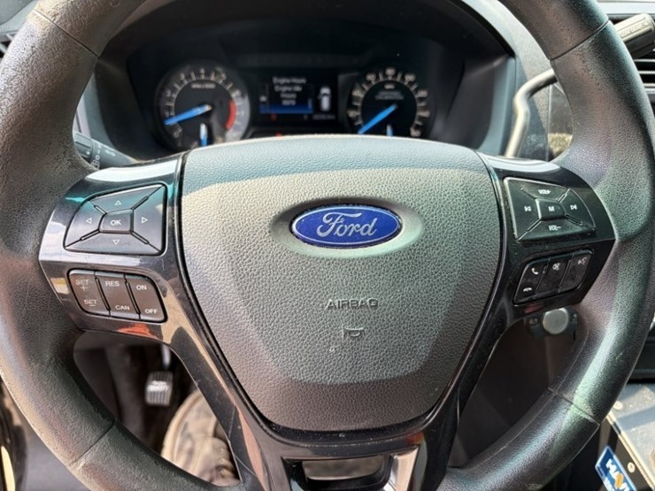 2017-ford-explorer-image-32
