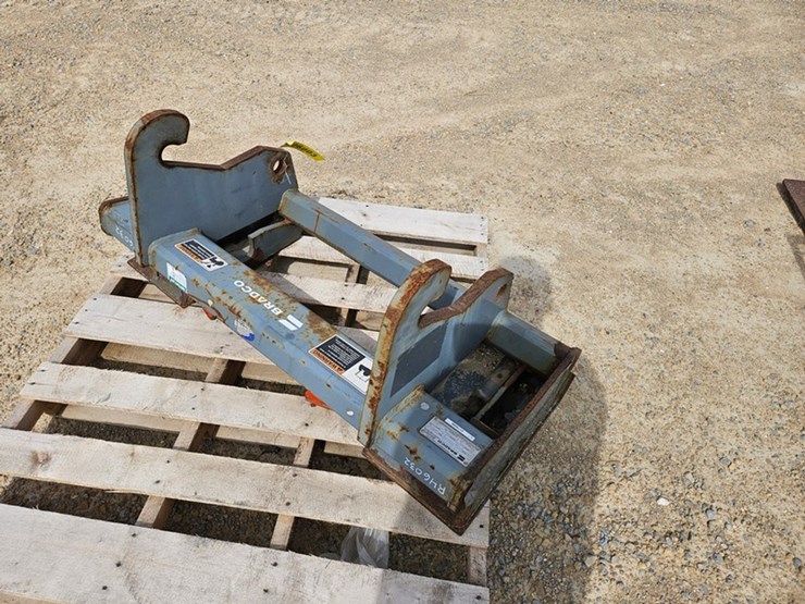 #47-•-2011-wacker-bradco-179086-adaptor-plate-image-1