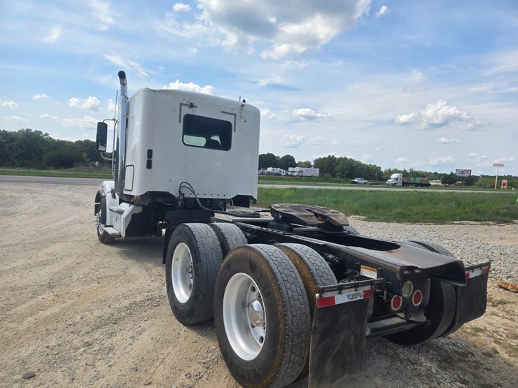 2017-freightliner-122sd-image-12