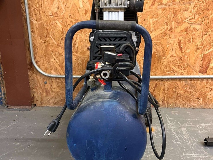 campbell-8-gallon-150psi-portable-air-compressor-image-2
