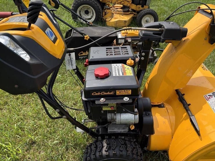 cub-cadet-3x-24"-three-stage-snow-blower-image-9
