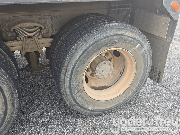 2013-freightliner-m2-106-image-19