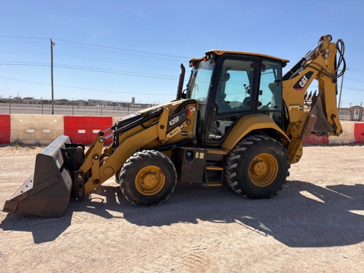 2021-caterpillar-420f2-it-image-1