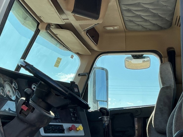2015-freightliner-coronado-122-sd-image-19